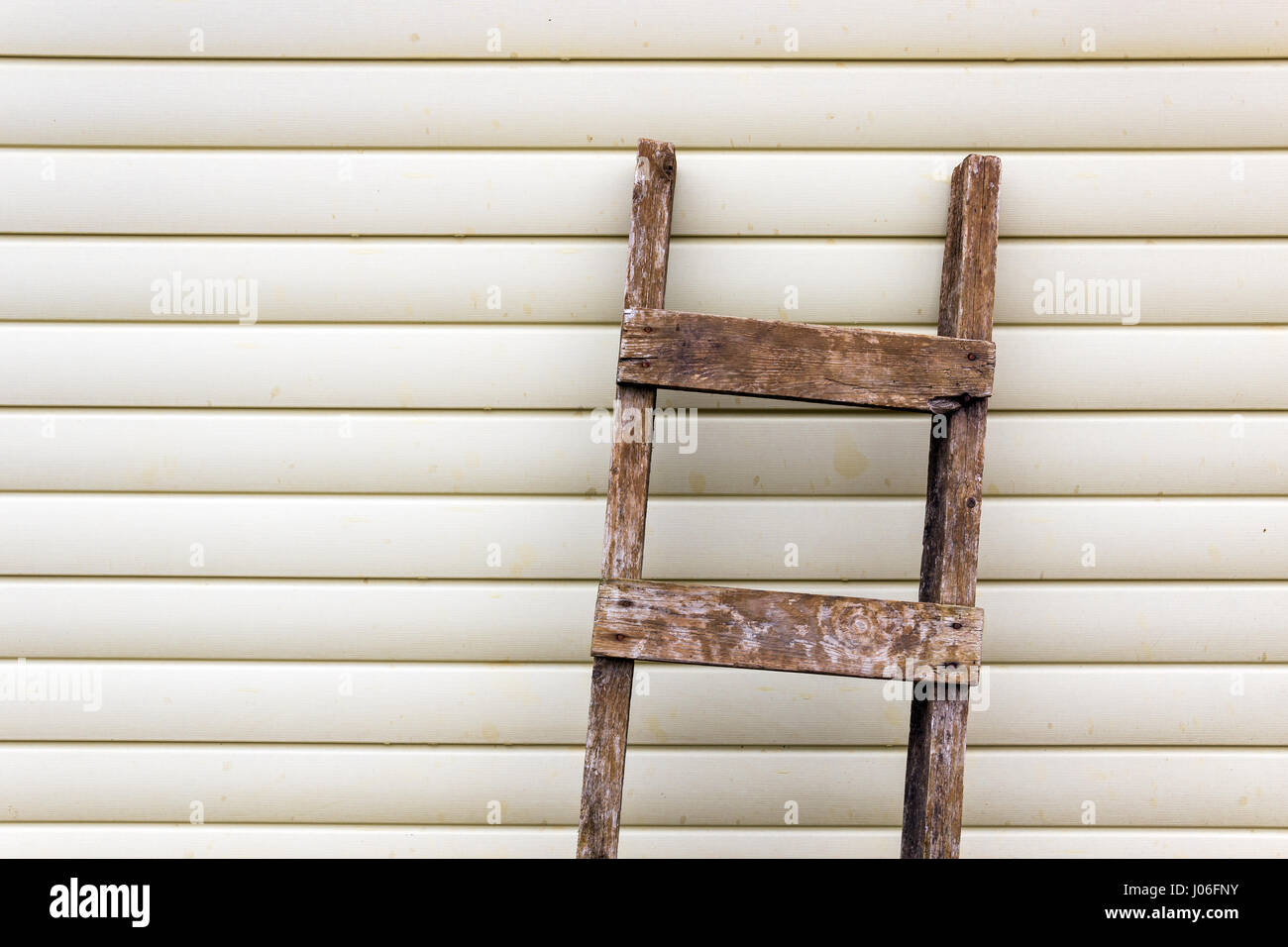 Neutralem Hintergrundwand von Rundholz von Seilen und ein Frachtbrief strukturierte Treppe Stockfoto