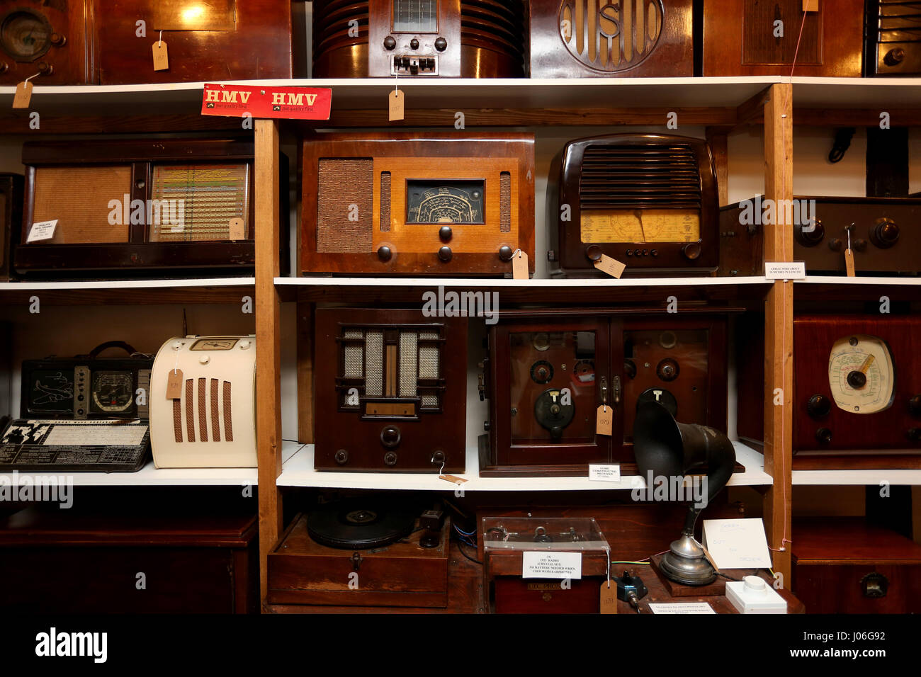 Alte Radios abgebildet in Bognor Regis Museum, West Sussex, UK. Stockfoto