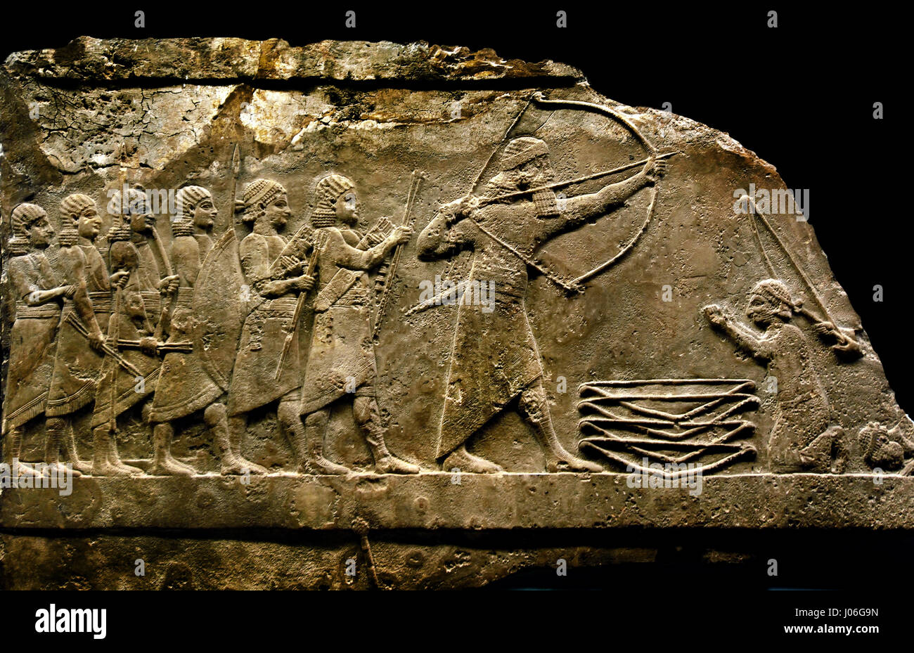 Assurbanipals rettet ausländischen Fürsten von ein Löwe Norden Palast von Ninive 645-635 v. Chr. Mesopotamien Irak Assyrien (König Assurbanipal oder Ashshurbanipal, Sohn von Esarhaddon und der letzte starke König des neuassyrischen Reiches (934 – 609 v. Chr.) Stockfoto