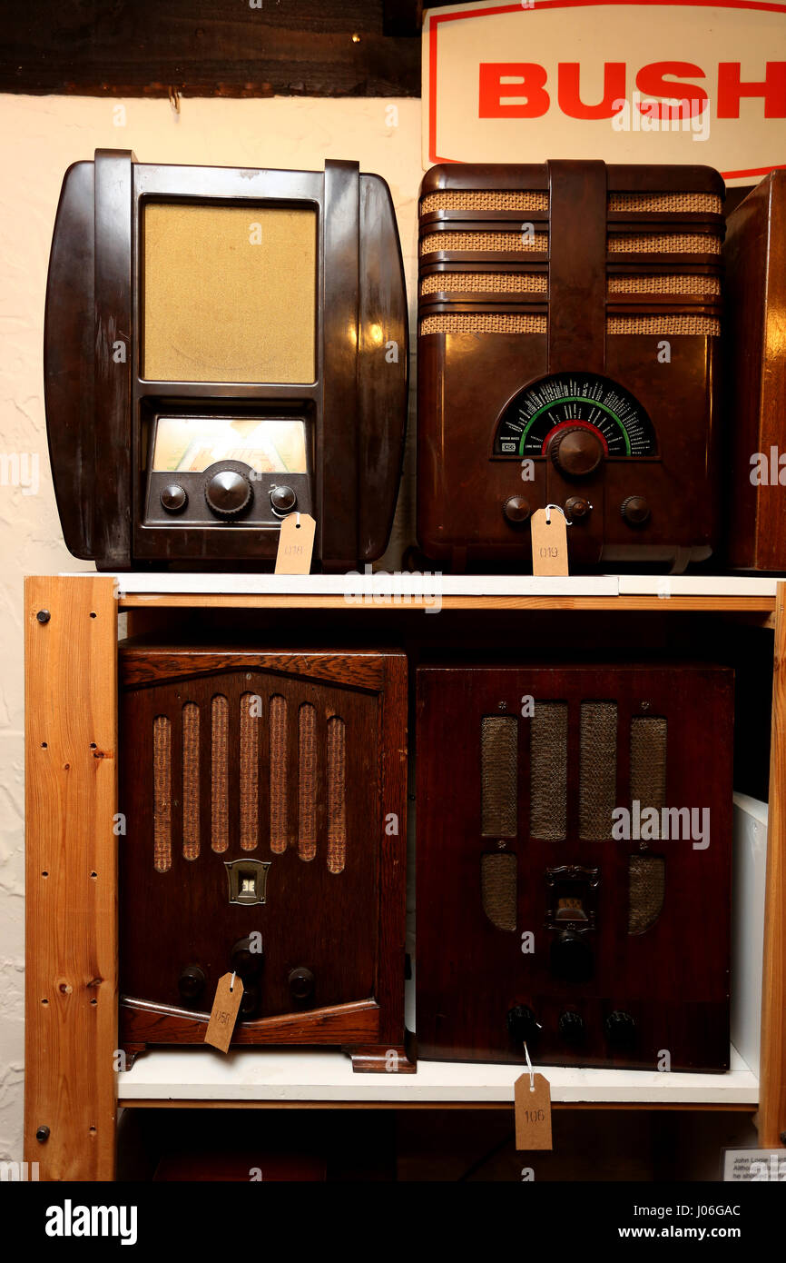 Alte Radios abgebildet in Bognor Regis Museum, West Sussex, UK. Stockfoto