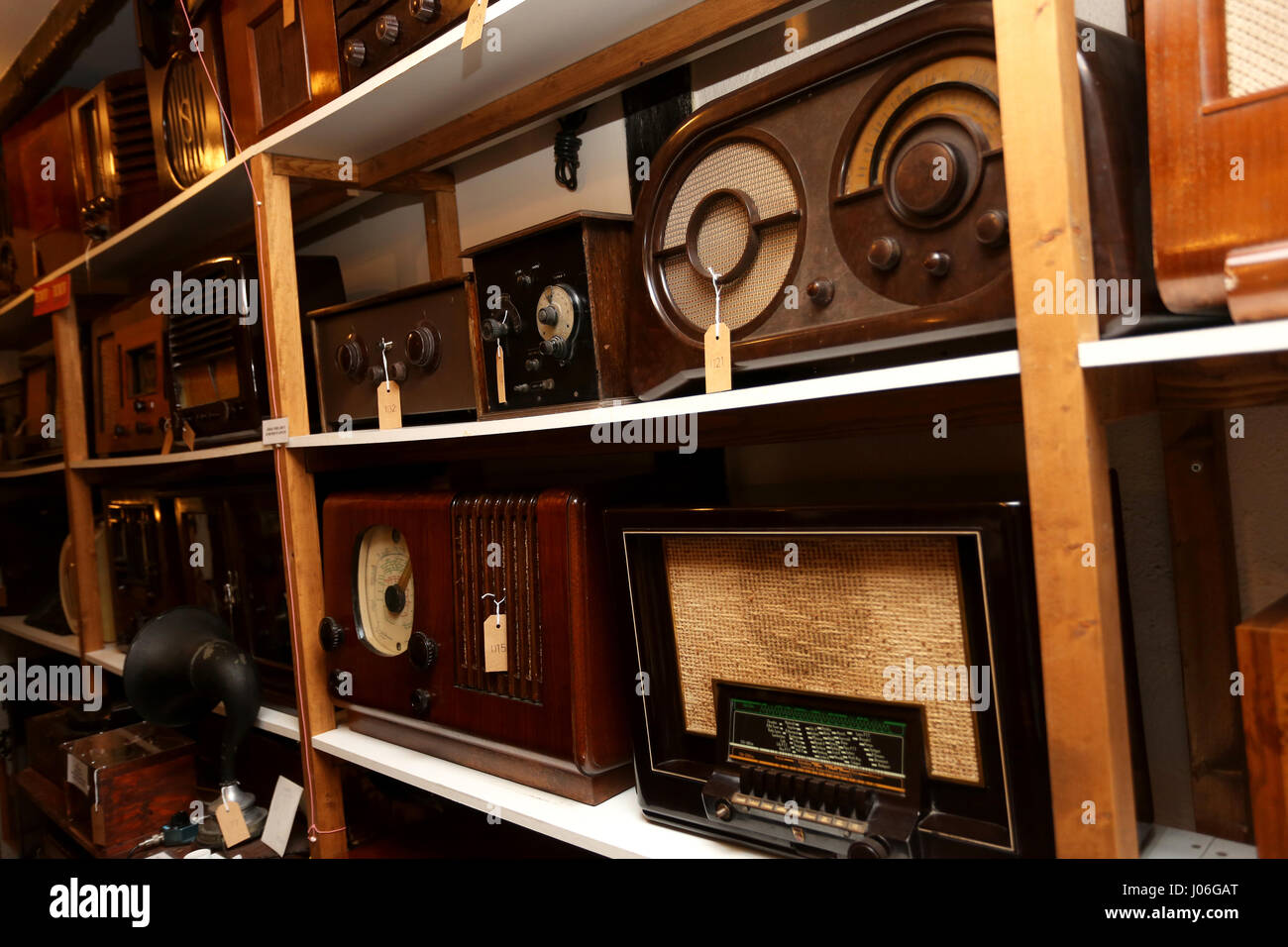 Alte Radios abgebildet in Bognor Regis Museum, West Sussex, UK. Stockfoto