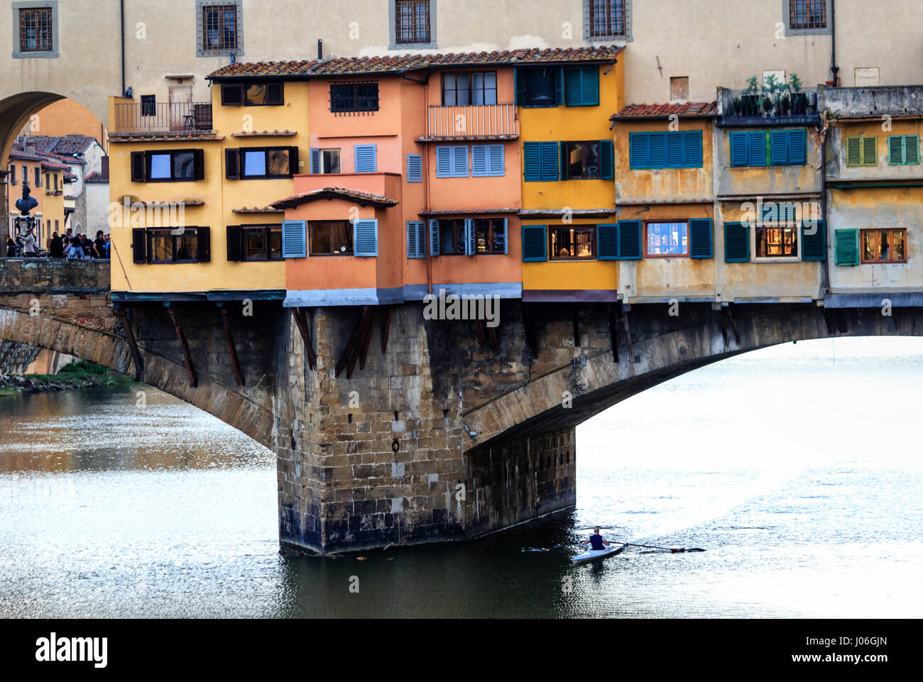 Ponte Vecchio Brücke (alte Brücke) in Italien - ist die berühmteste Brücke von Florenz und zweifellos einer der berühmtesten Wahrzeichen der Stadt Stockfoto