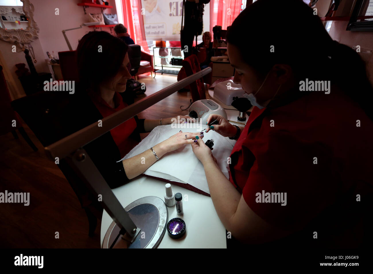 Damen in einem Nagelstudio in Bognor Regis, West Sussex, UK. Stockfoto