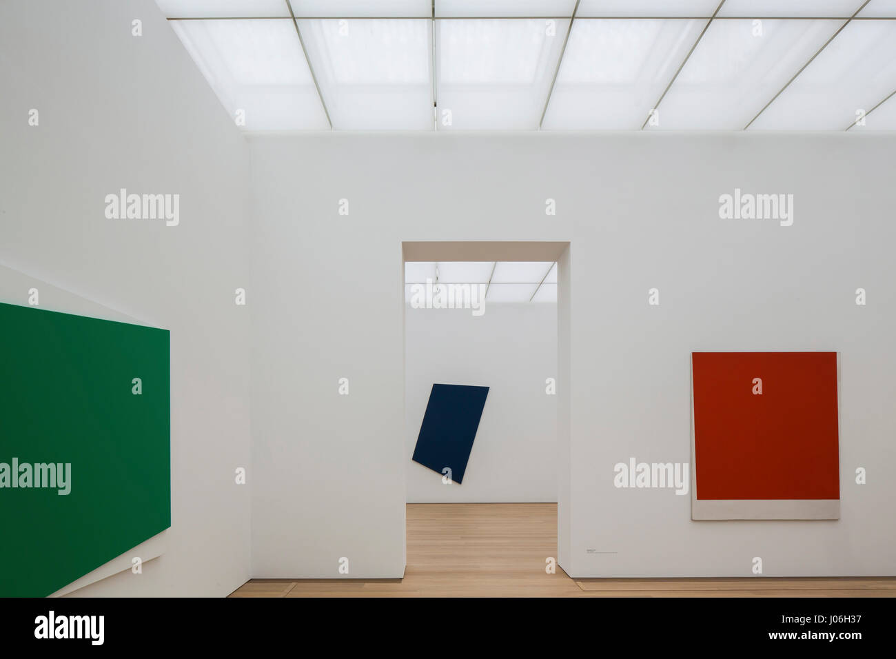 Ausstellung Räume mit Kunstwerken von Ellsworth Kelly. Museum Voorlinden, Wassenaar, Niederlande. Architekt: Kraaijvanger Architekten, 2016. Stockfoto