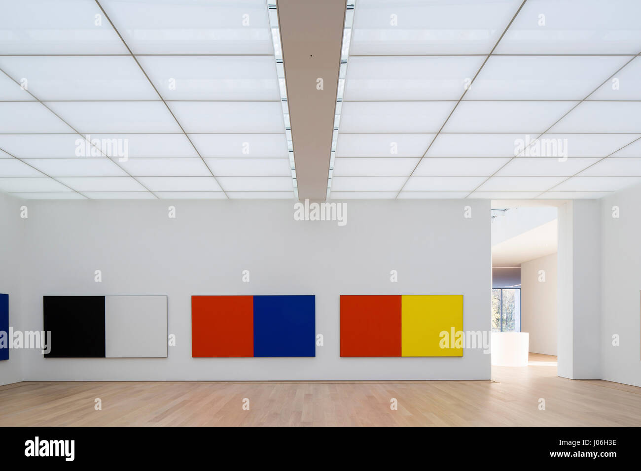 Ausstellung Räume mit Kunstwerken von Ellsworth Kelly. Museum Voorlinden, Wassenaar, Niederlande. Architekt: Kraaijvanger Architekten, 2016. Stockfoto