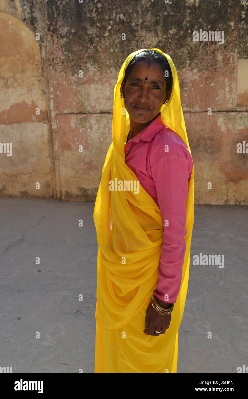 Schöne indische Frau trägt Sari Stockfoto