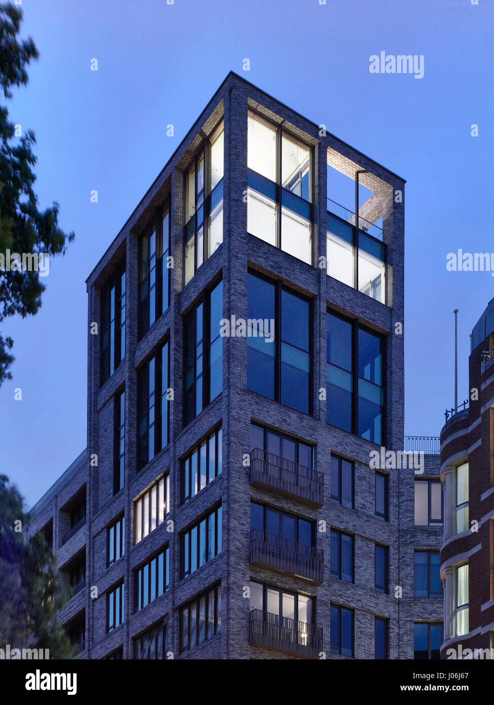 Laterne in der Abenddämmerung. 55 Victoria Street, London, Vereinigtes Königreich. Architekt: Steif + Trevillion Architekten, 2016. Stockfoto