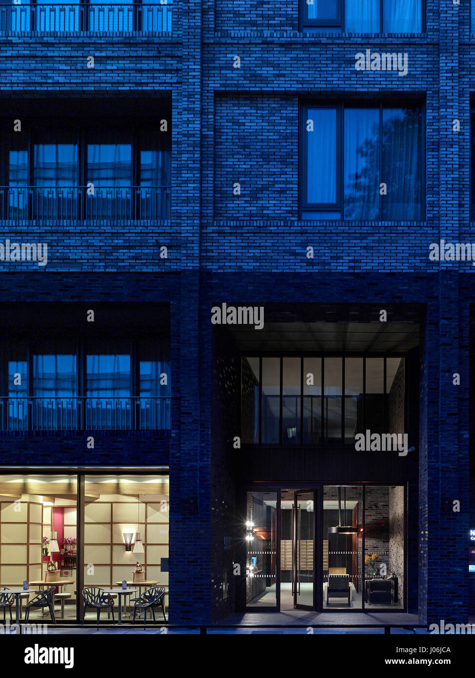 Eingang. 55 Victoria Street, London, Vereinigtes Königreich. Architekt: Steif + Trevillion Architekten, 2016. Stockfoto