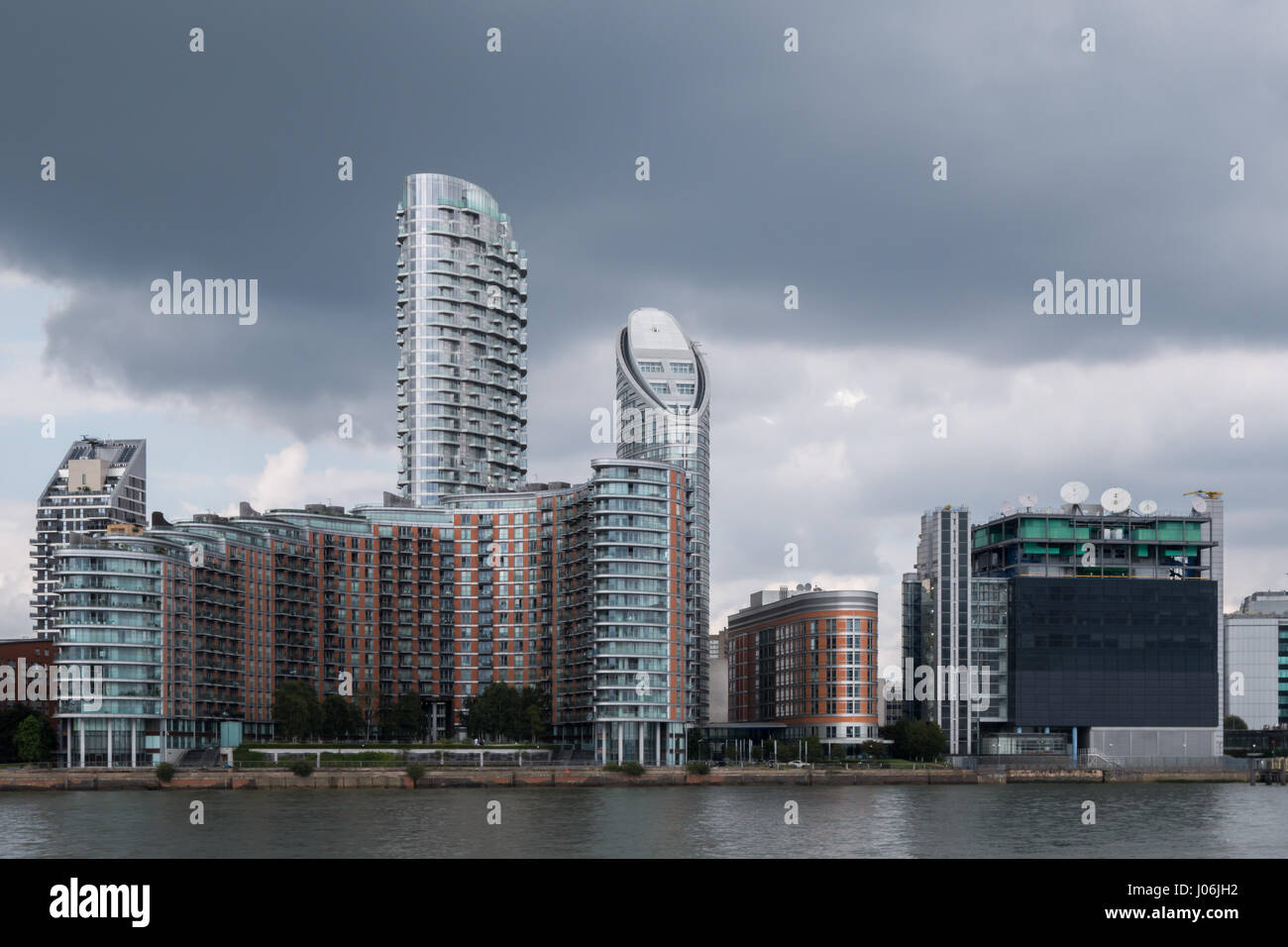 Eine Skyline mit modernen Wohnhäuser am Fluss Themse gegen stürmischen Himmel. Stockfoto