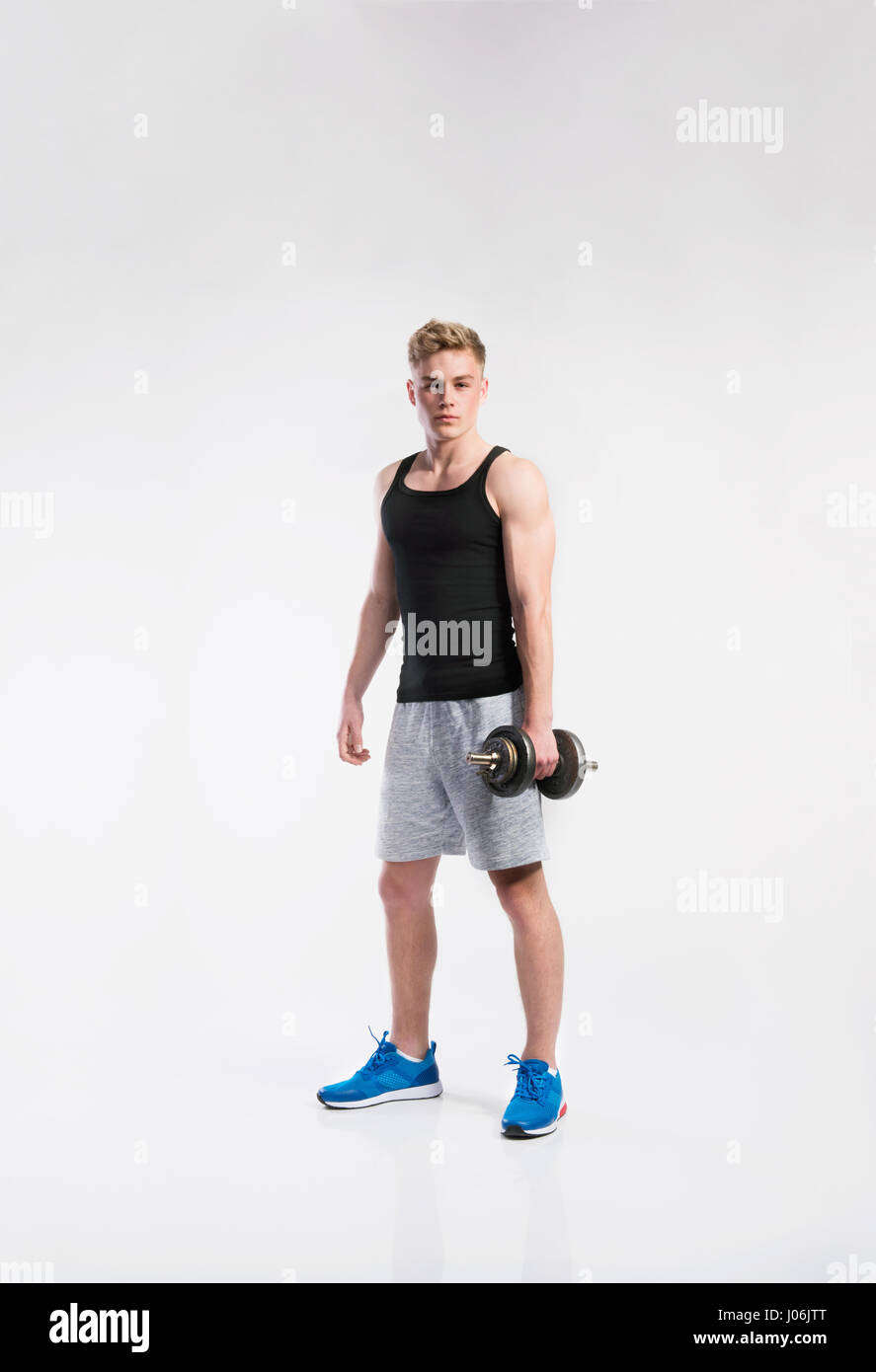 Gut aussehend Fitness Mann, Hantel, Studio gedreht. Stockfoto