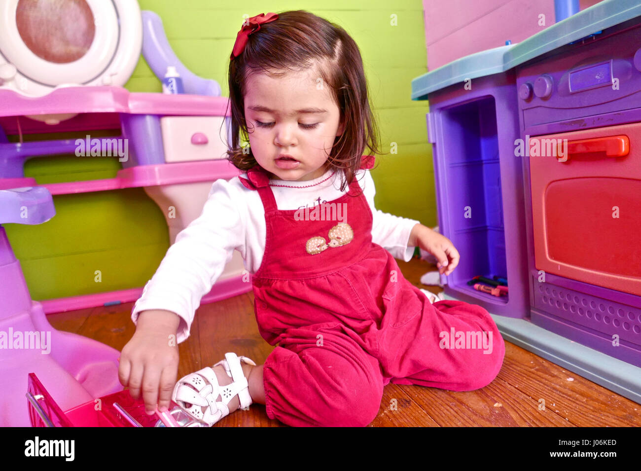 21 Monate Baby Mädchen spielen in einem riesigen baby Haus Stockfoto
