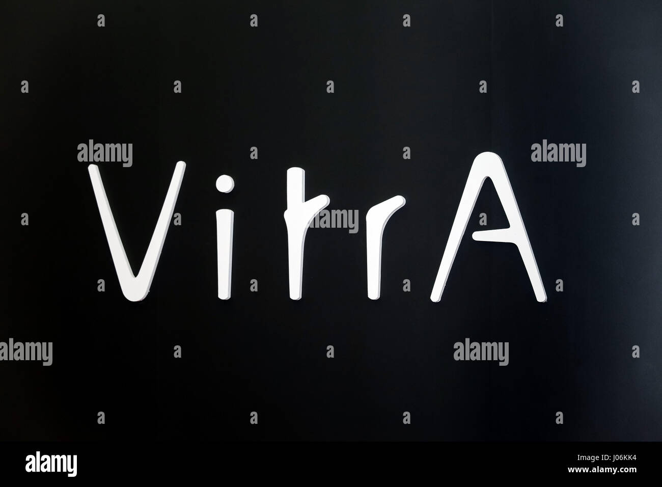Moskau, Russland - April 2017: Logo Zeichen der Firma Vitra. VitrA ist ein türkischer Hersteller von Sanitärausstattung, Badmöbel, Messinggeschirr und Keramik t Stockfoto