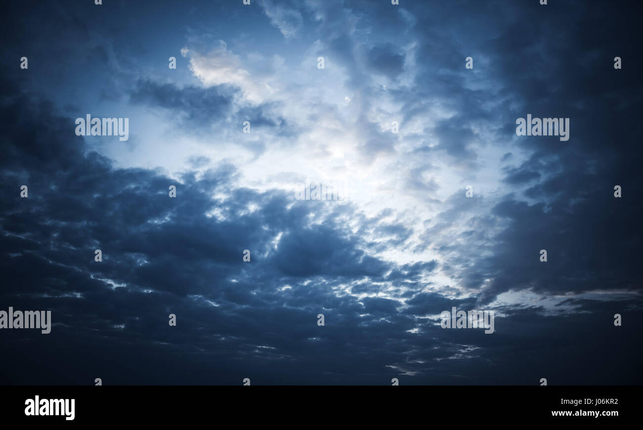 Dunkelblaue Nacht dramatischer Himmel mit stürmischen Wolken, abstrakte Natur Hintergrundfoto Stockfoto
