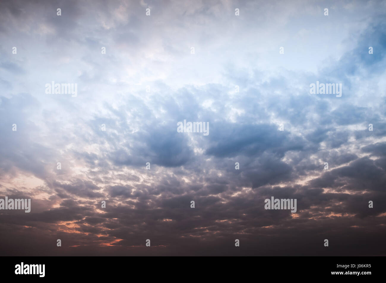 Dramatischer Himmel mit bunten Wolken am späten Abend, abstrakte Natur Hintergrund Stockfoto