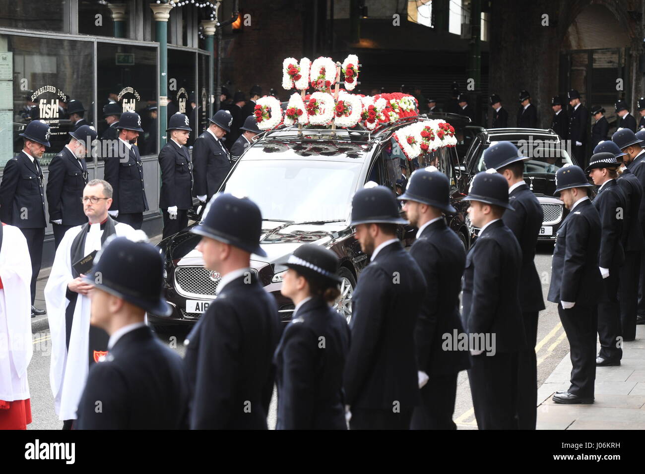 Der Sarg des Pc Keith Palmer kommt in der Southwark Cathedral in London nach dem Verlassen der Westminster Chapel St Mary Undercroft nach über Nacht ruhen. Stockfoto