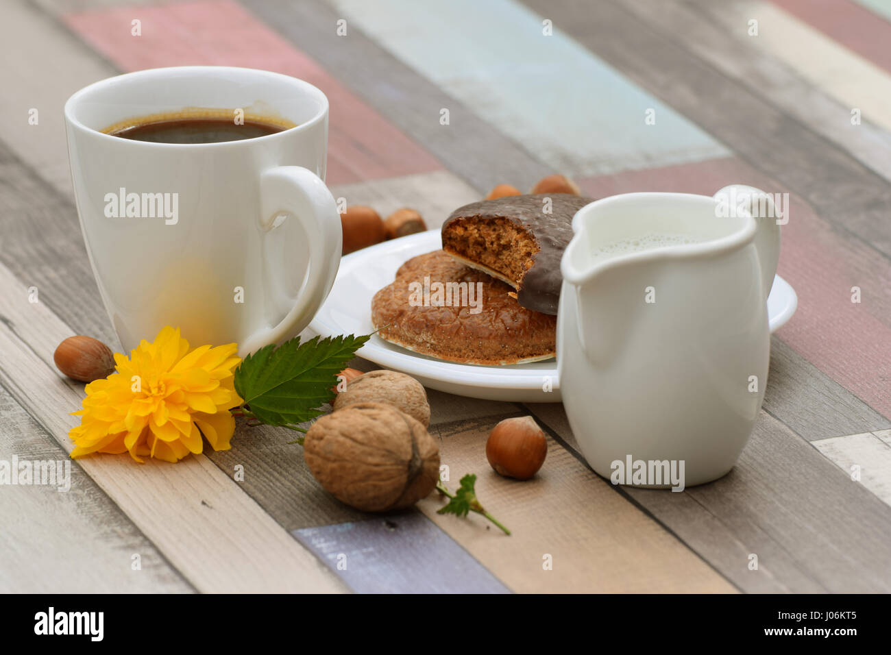 Kaffeepause mit Gebäck außerhalb Stockfoto