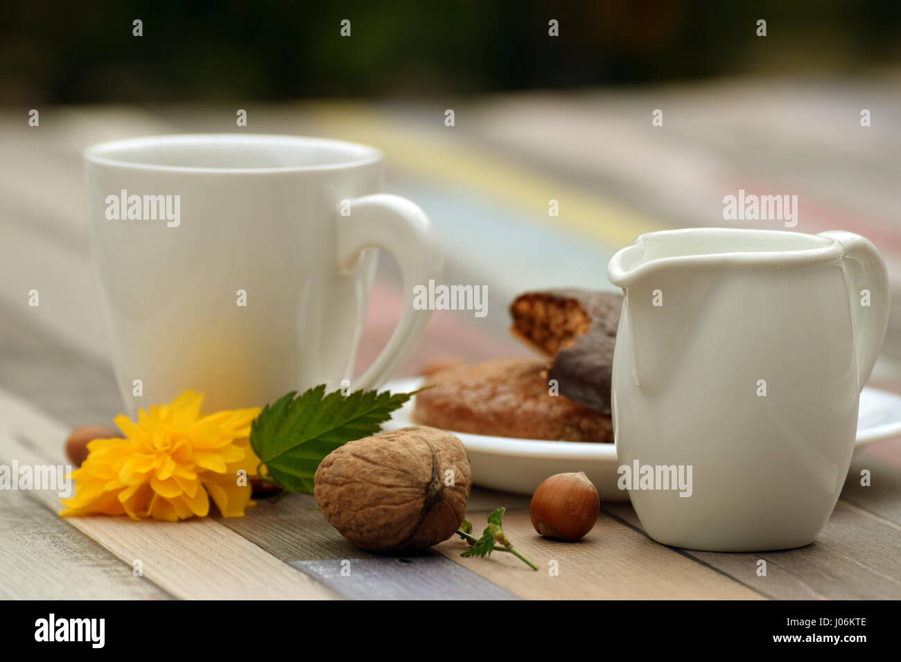 Kaffeepause mit Gebäck außerhalb Stockfoto