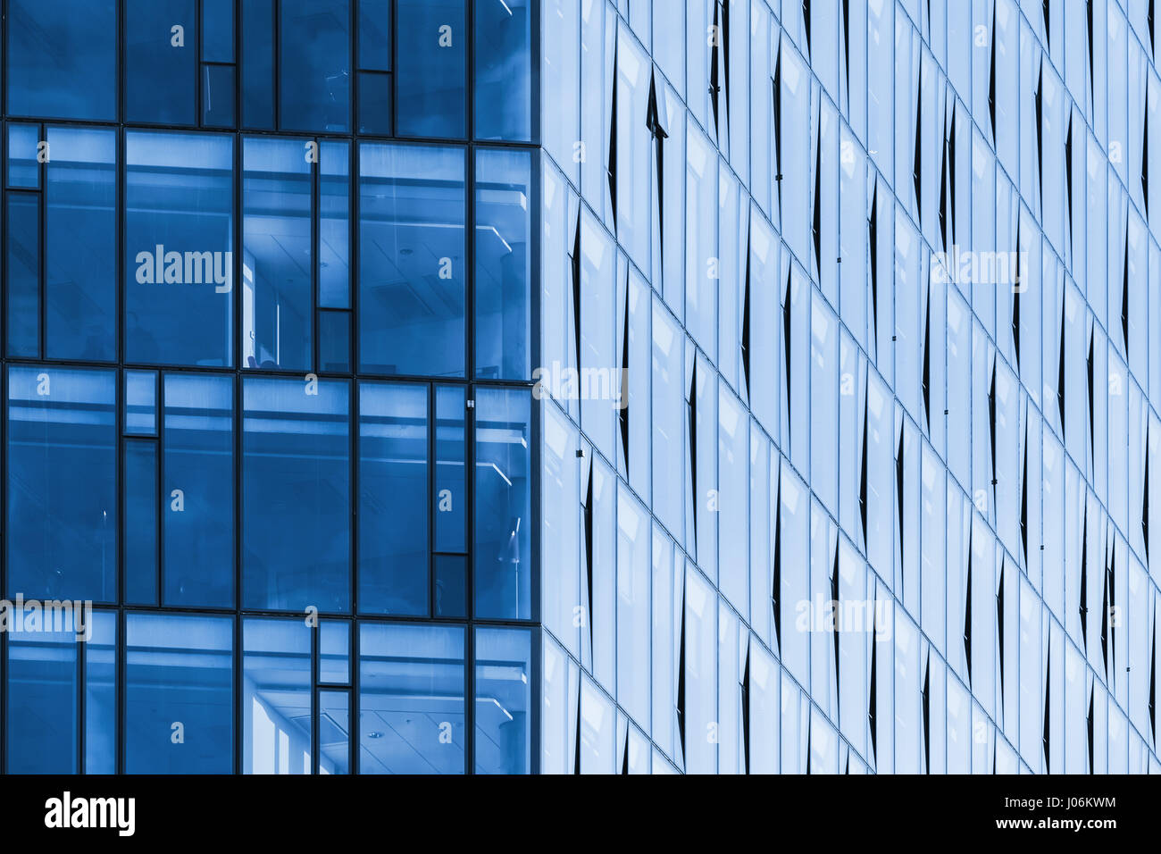 Modernes Bürogebäude Ecke, blauem Glas und Stahlzargen Stockfoto