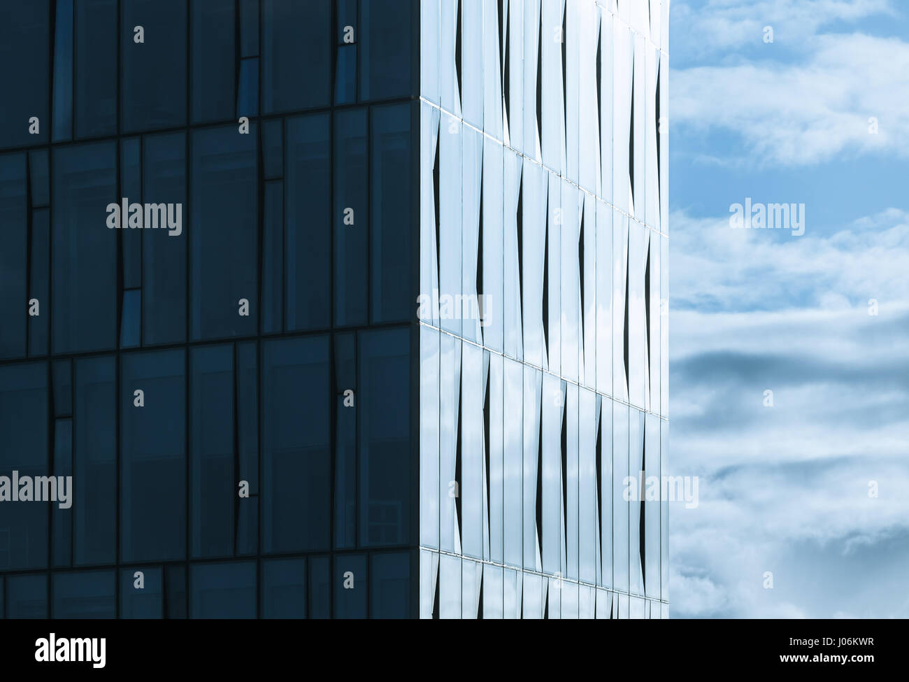 Ecke des modernen Büro- und blauen Wolkenhimmel Stockfoto