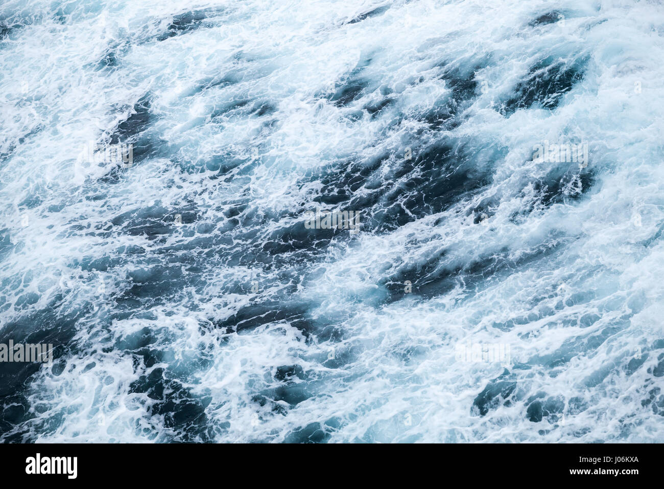 Stürmischen Nordatlantik Wasseroberfläche mit Schaum und Wellen, natürlichen Hintergrund Stockfoto