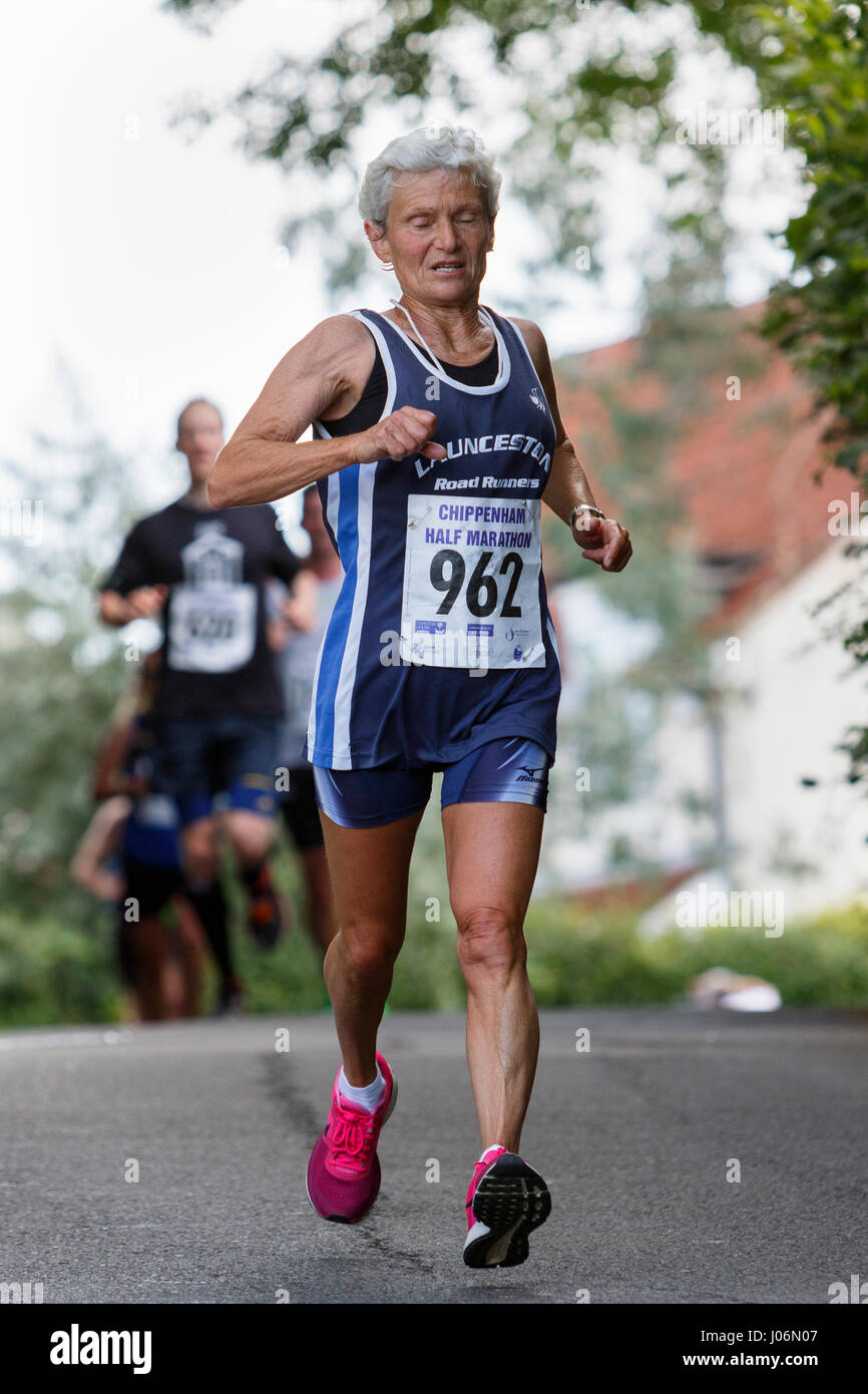 Eine ältere ältere Frau / Frau Athleten laufenden Sportbekleidung tragen abgebildet ist, läuft in einem Halbmarathon-Straßenrennen in Chippenham, England, UK Stockfoto