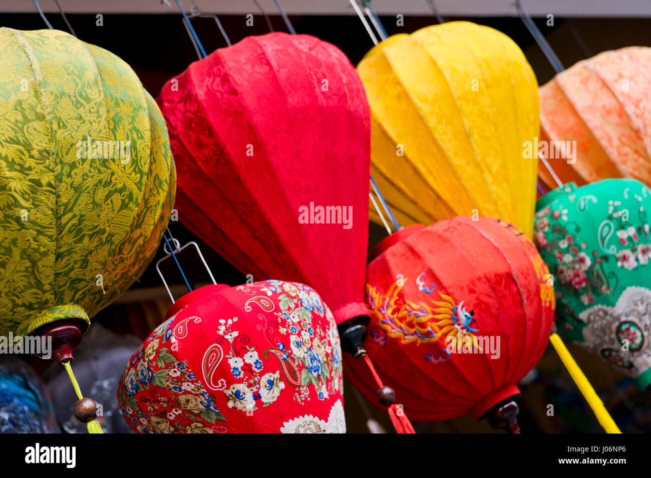 Horizontale Nahaufnahme von traditionellen Seidenlaternen in Vietnam. Stockfoto