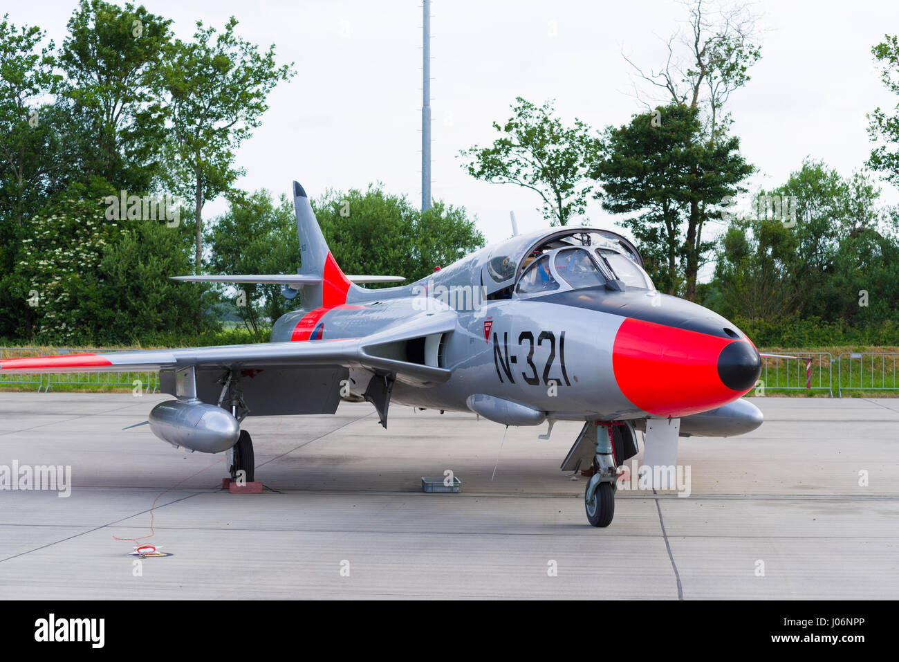 LEEUWARDEN, Niederlande - JUNI 10 2016: Hawker Hunter T.8C G-BWGL/N-321 Kämpfer bei der Luftwaffe-Tage in Leeuwarden Stockfoto