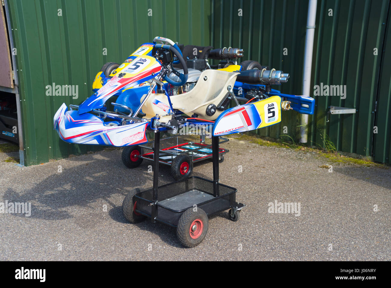 OLDENZAAL, Niederlande - 7. Juni 2016: Zwei Karts auf mobilen Reparatur Einheiten Stockfoto