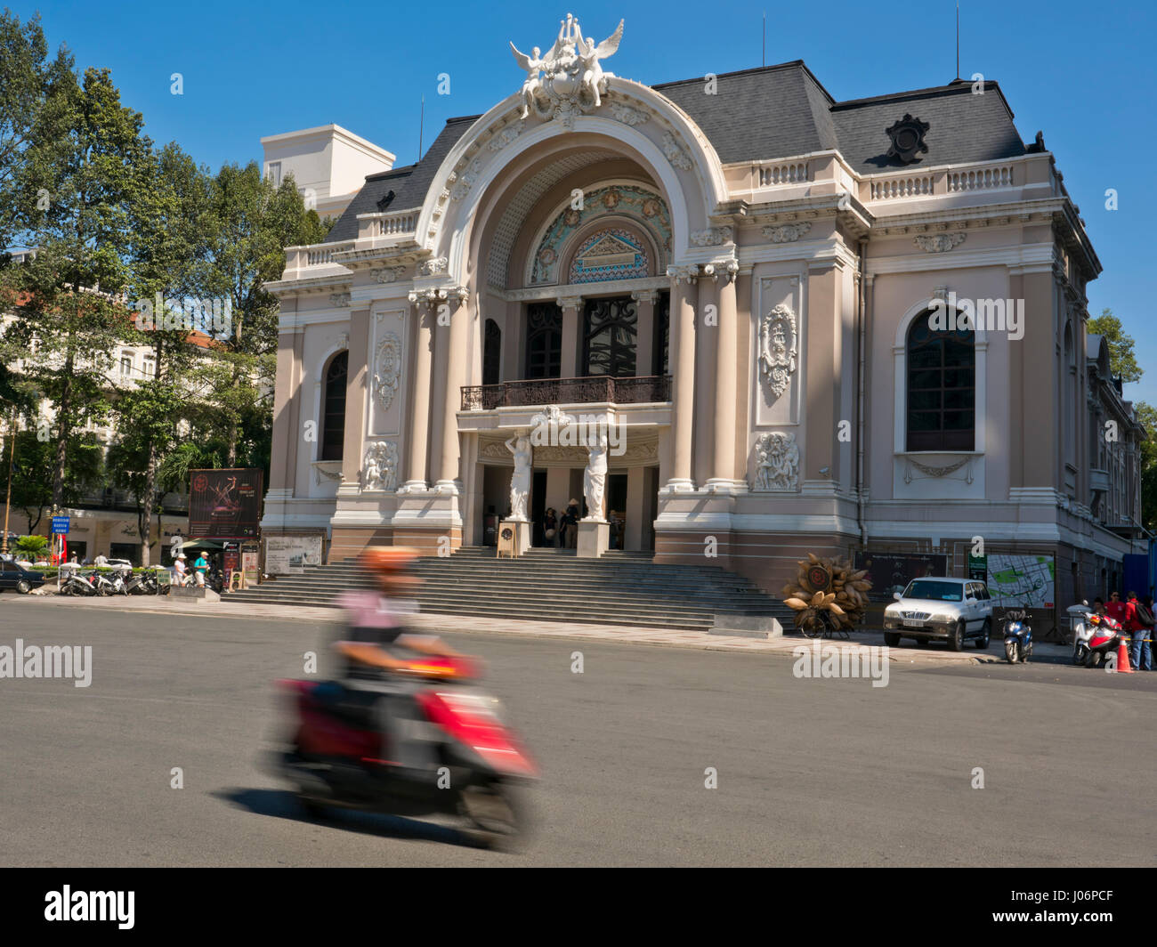 Horizontale Ansicht der Oper von Saigon in Ho-Chi-Minh-Stadt, HCMC, Vietnam. Stockfoto