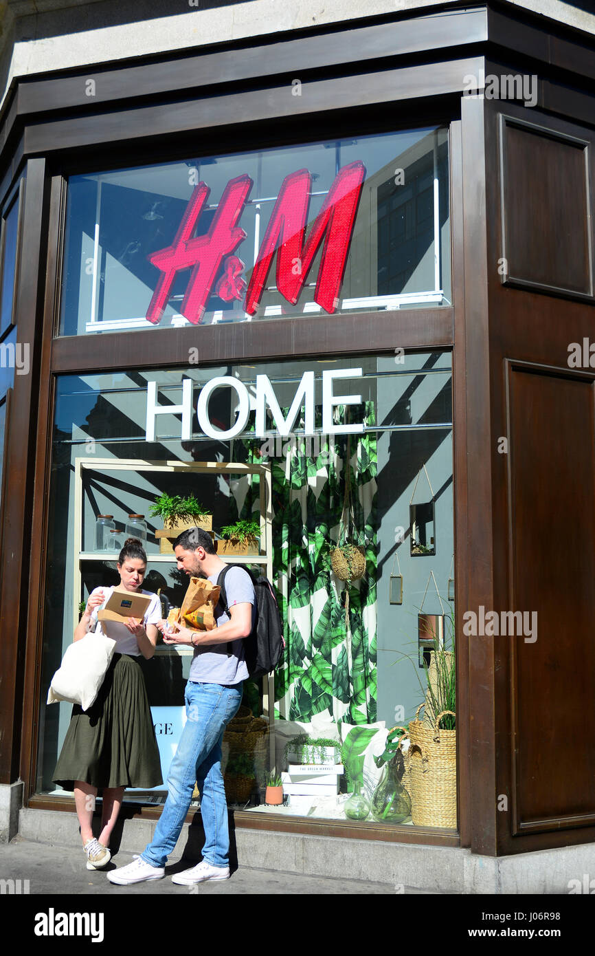 Ein paar aufhören um zu essen H & M Home Kaufhaus in London, UK Stockfoto
