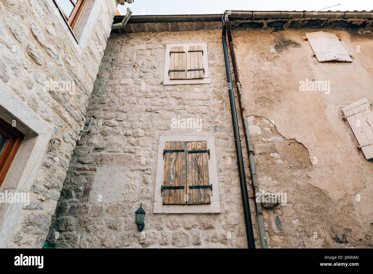 Weißen Fensterläden. Die Fassade der Häuser in Montenegro. Stockfoto