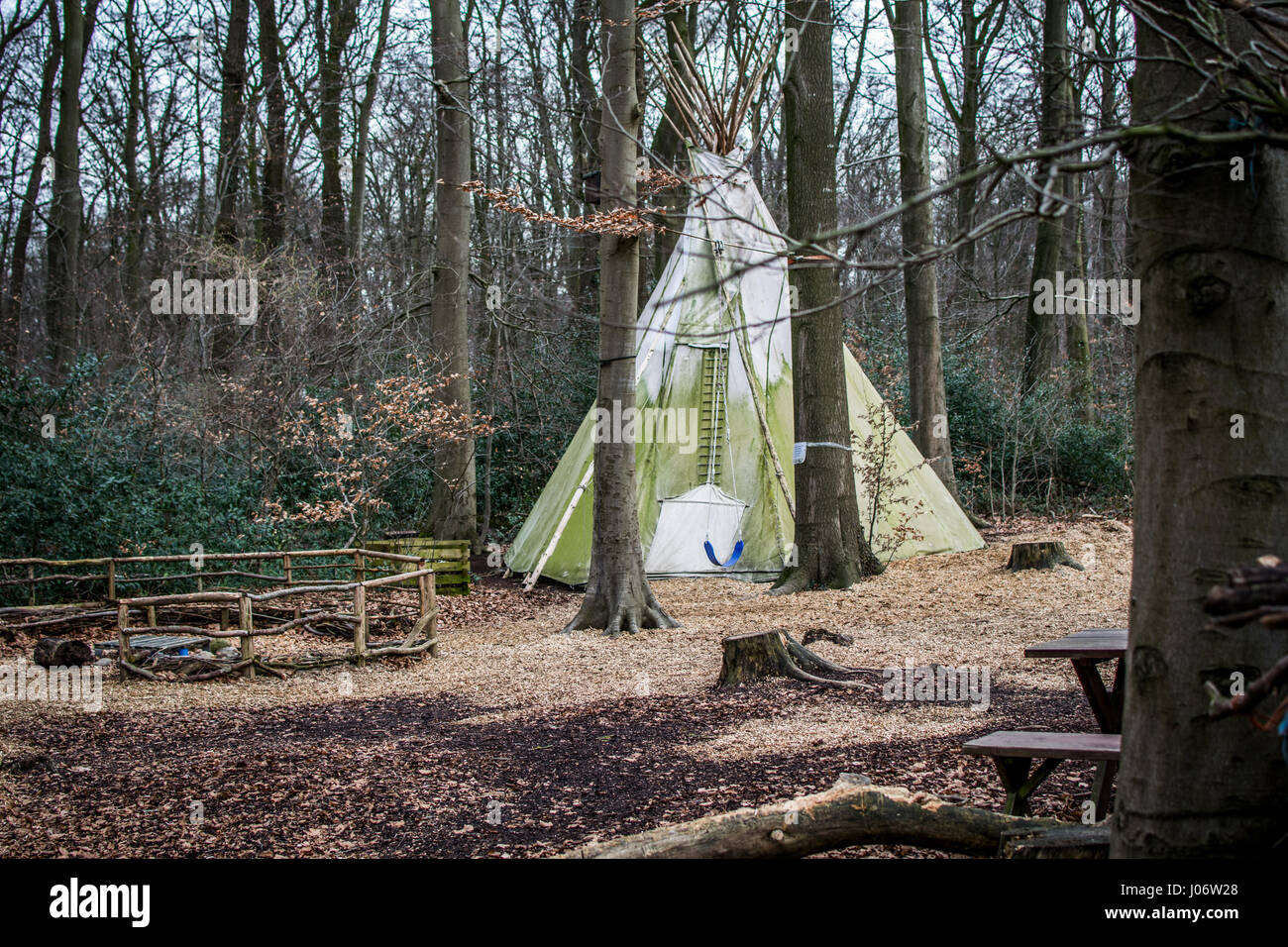 Indianerzelt im Wald Stockfoto