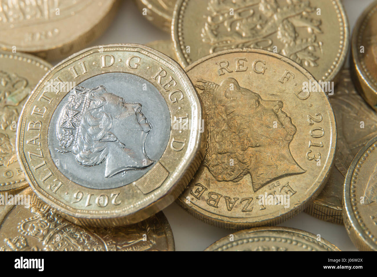 Das neue 12 seitig britische Pfund-Münze auf die ältere Runde Münzen Stockfoto