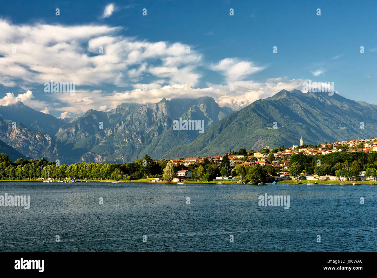 Colico (Lecco, Lombardei, Italien) und der Comer See (Lario) im Sommer Stockfoto