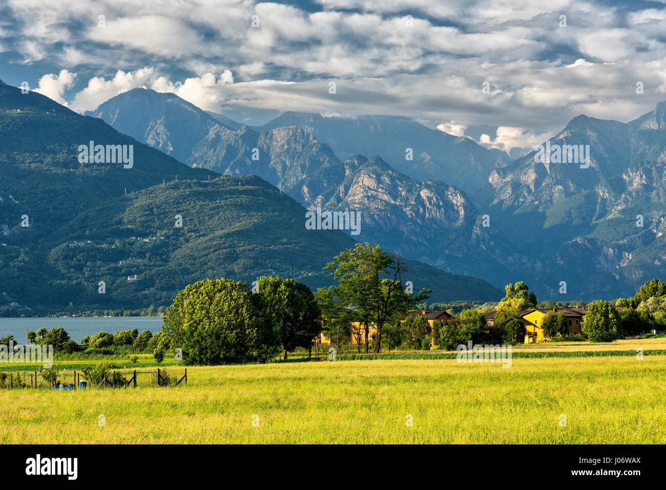 Colico (Lecco, Lombardei, Italien) und der Comer See (Lario) im Sommer Stockfoto