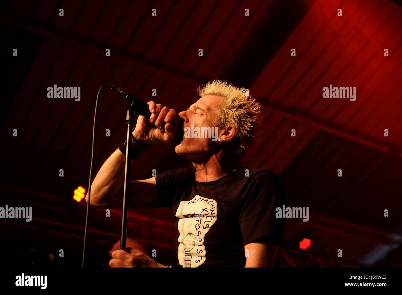 Colin Abrahall Sänger mit britischen Punk-Band GBH erklingt in Punkfest 2017 in die Maschinenräume, Southampton, UK Stockfoto