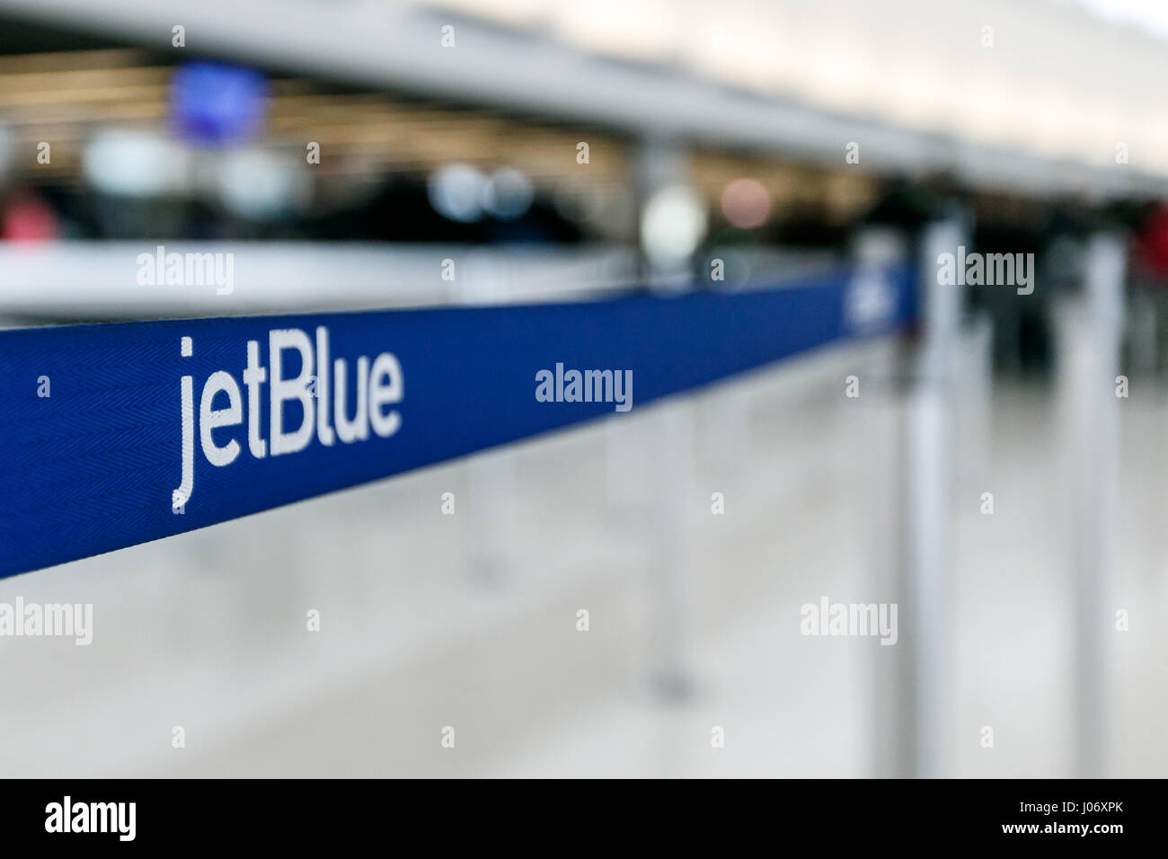 Runge mit der jetBlue signage auf die band ist an der JetBlue Terminal des Flughafen JFK gesehen. Stockfoto