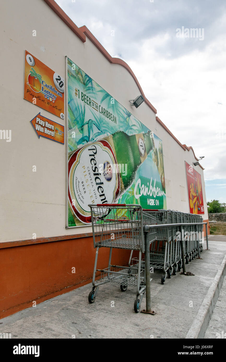Die Presidente Bier ist auf einer Außenwand eines Supermarkt beworben. Stockfoto