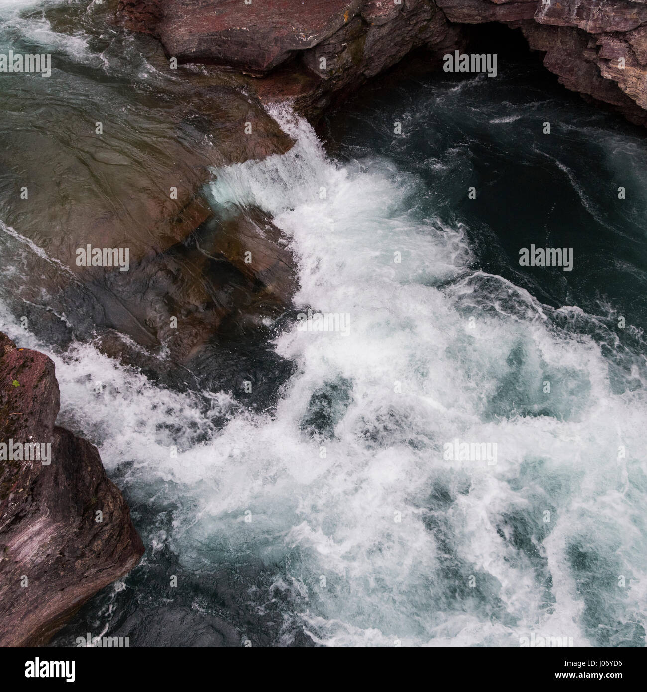 Erhöhte Ansicht des Wassers, das durch Felsen, St Mary fällt, Glacier National Park, Glacier County, Montana, USA Stockfoto