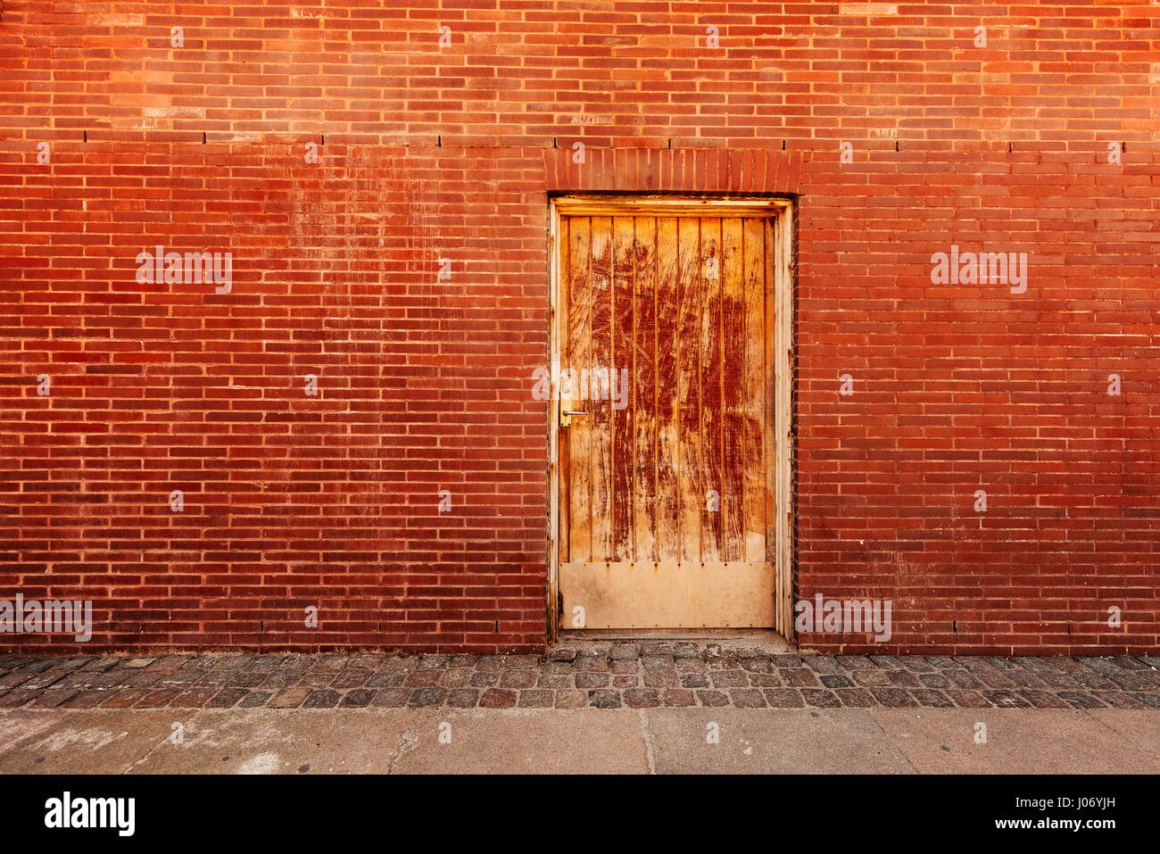 Hintertür, verwitterte alte Tür und Wand, Backstreet urban detail Stockfoto