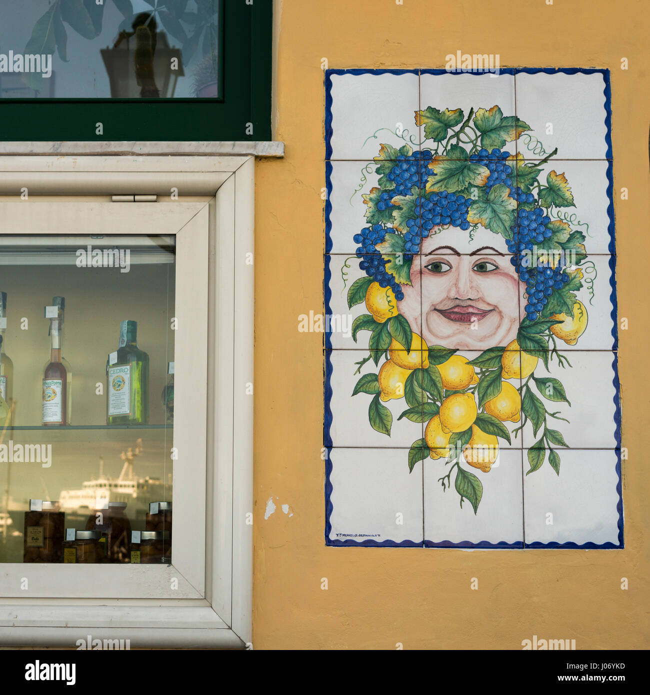 Gekachelte Wandbild auf Wand von Weinladen Fenster, Casamicciola Terme, Campania, Italien Stockfoto