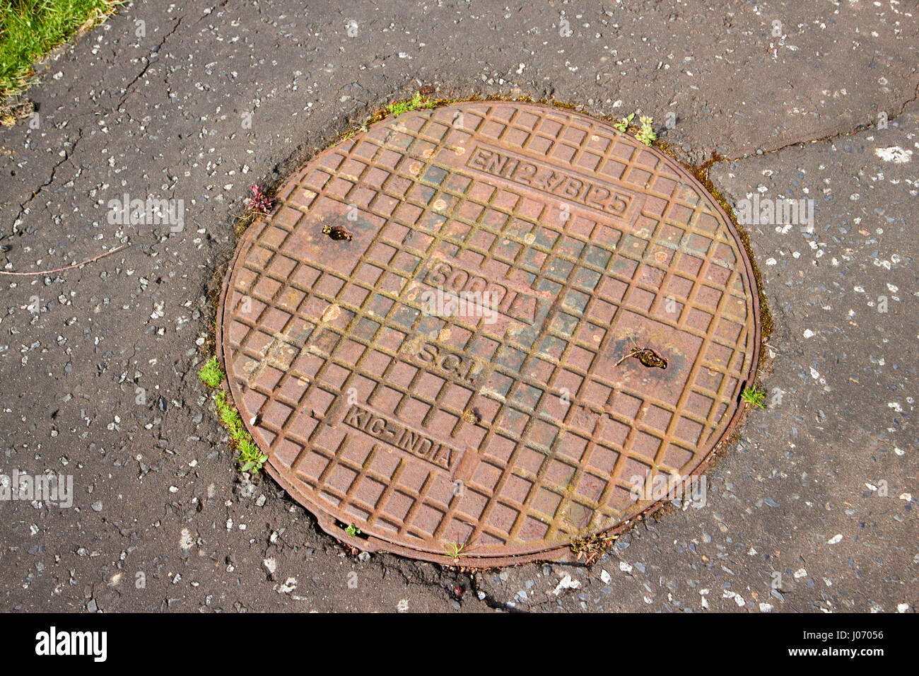 Runde Metall Einsteigeloch-Abdeckung von Kic Metaliks Indien Newtownabbey UK gemacht Stockfoto