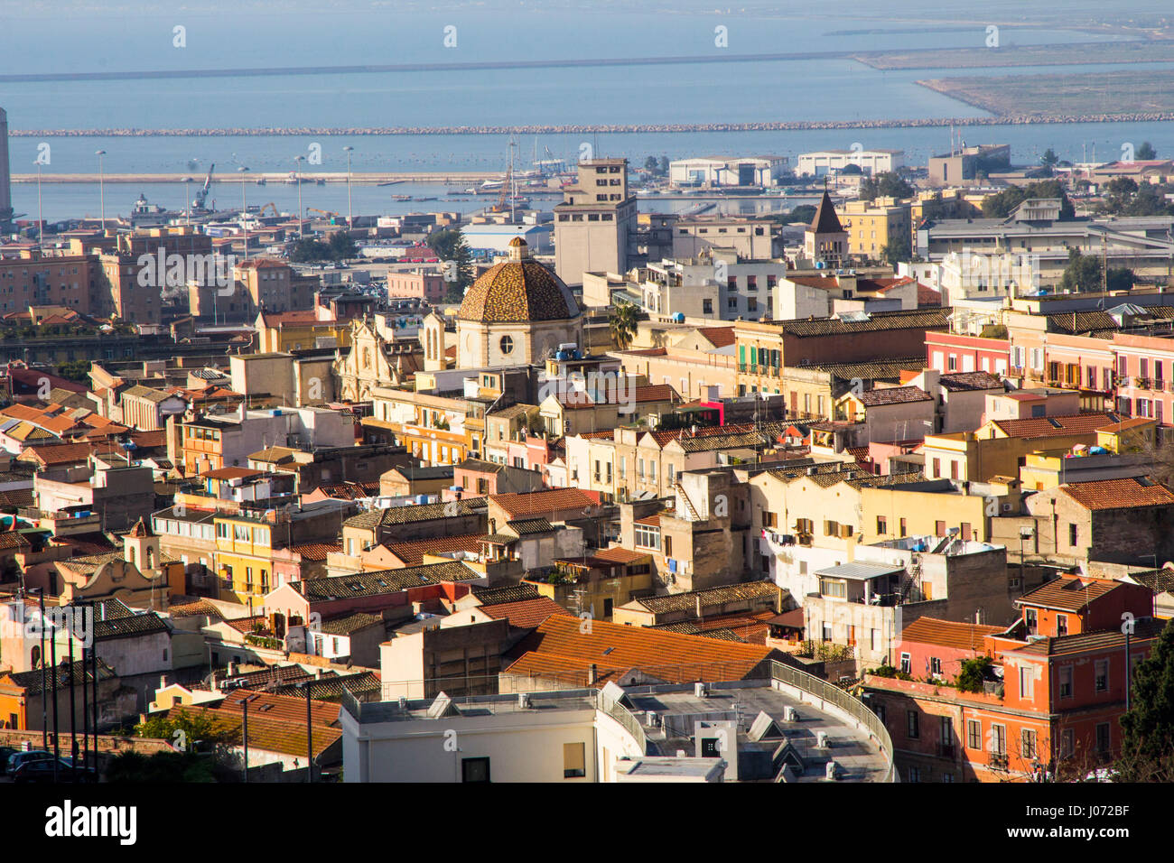 Die Hauptstadt Cagliari glänzt in der Sonne Sardiniens, einmal inspirierende d. h. Lawrence, nennen es die "weißen Jerusalem." Stockfoto