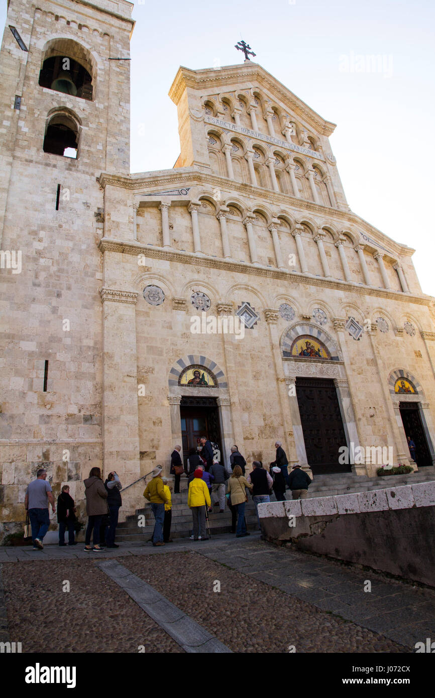 Die Kathedrale von Cagliari widmet sich der Jungfrau Maria und St. Cecilia und ist der Sitz von Erzbischof von Cagliari.  Es wurde von den Pisanern erbaut. Stockfoto