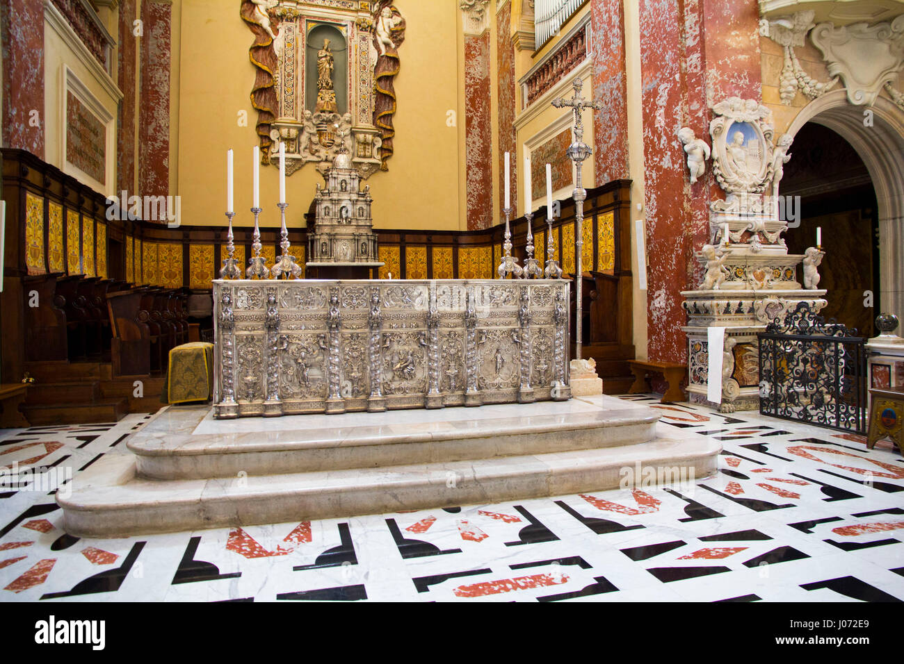 Das aufwändige innere Cagliaris Kathedrale zeigt künstlerische und historische Schätze aus dem 12. und 13. Jahrhundert.  Cagliari, Sardinien. Stockfoto
