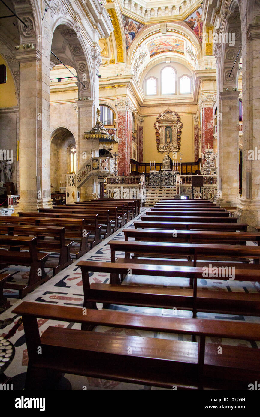 Das aufwändige innere Cagliaris Kathedrale zeigt künstlerische und historische Schätze aus dem 12. und 13. Jahrhundert.  Cagliari, Sardinien. Stockfoto