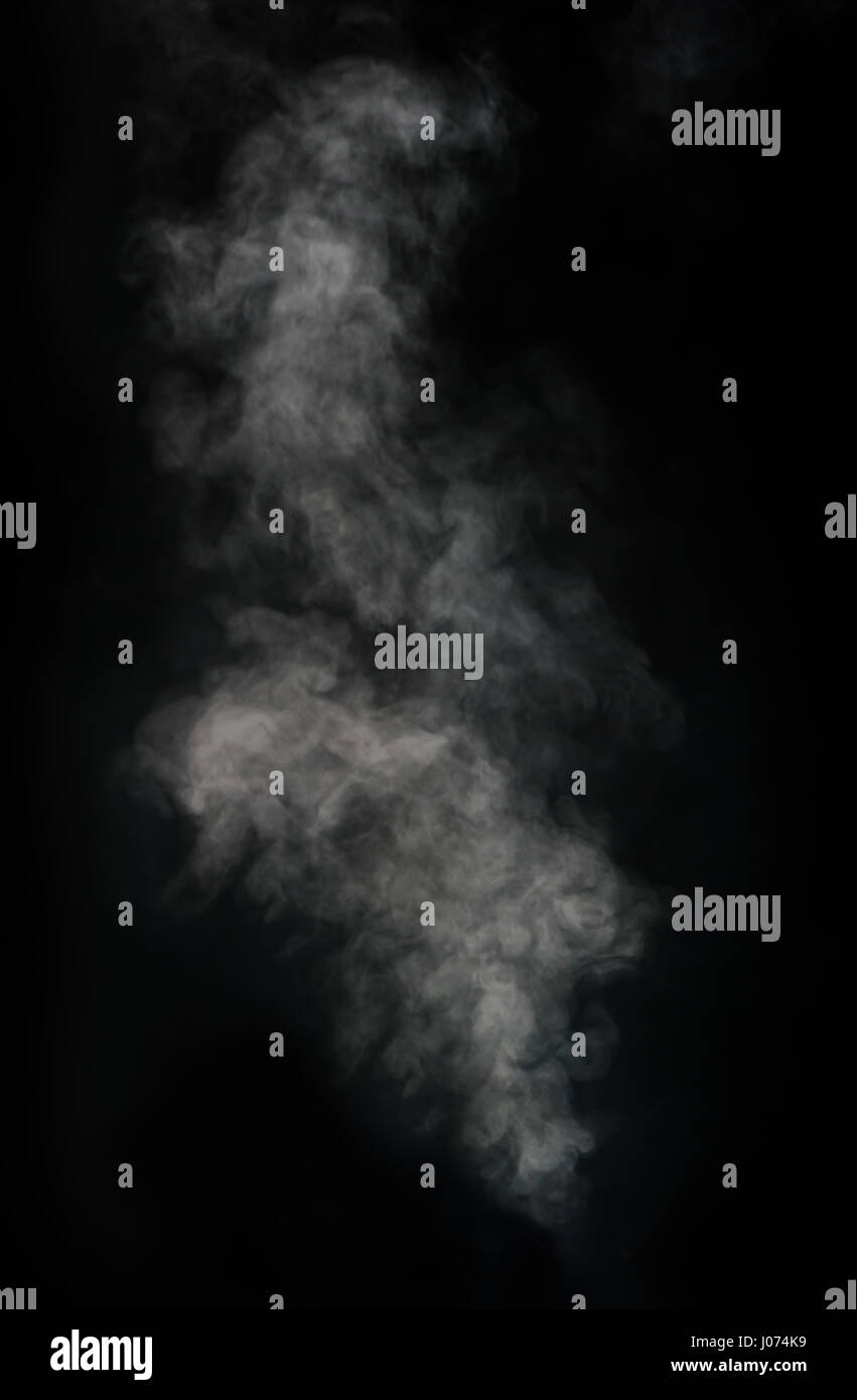 Weißer Rauch auf schwarzem Hintergrund Stockfoto