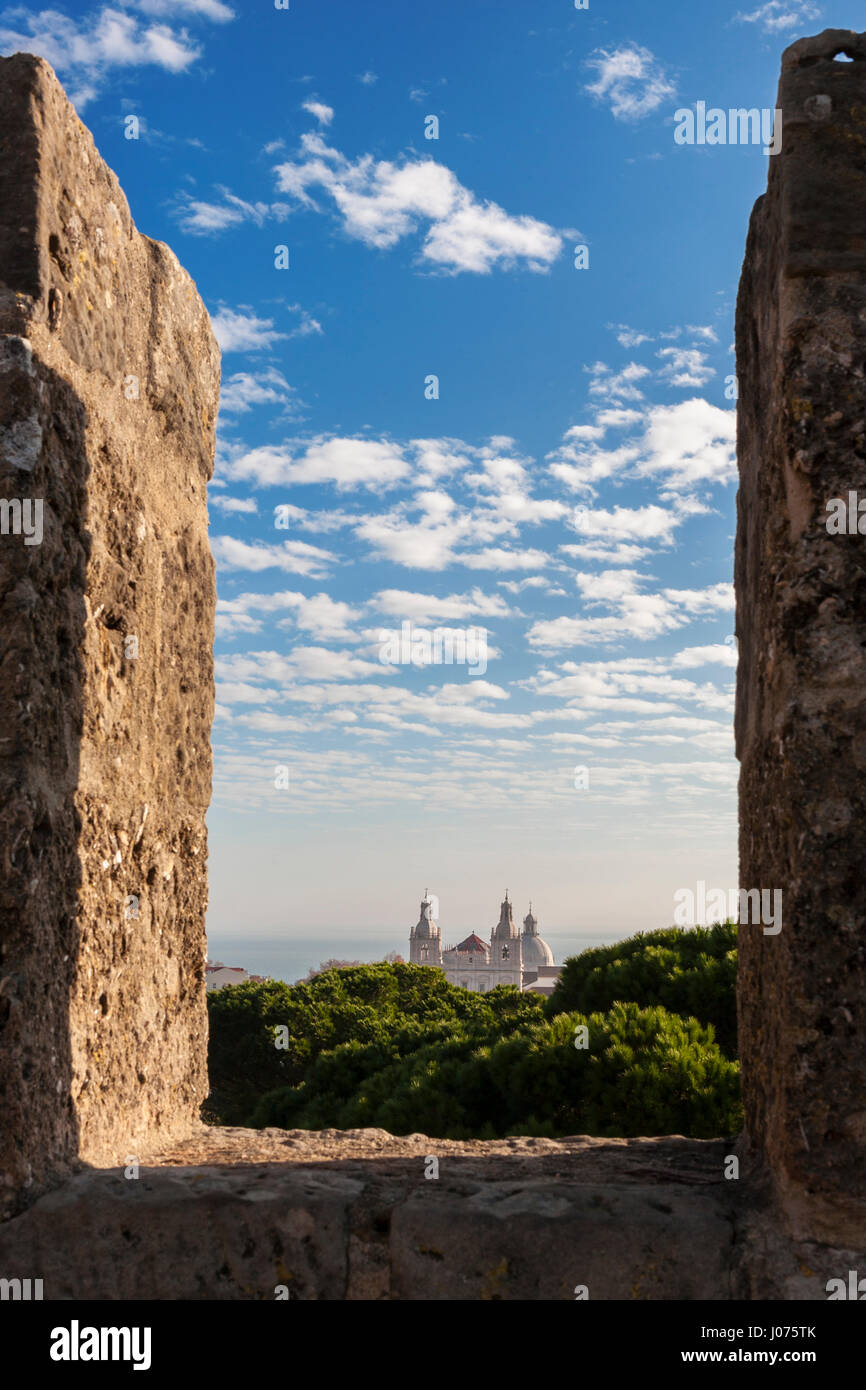 Blick vom Castelo de São Jorge in Alfama, zeigt die Kirche von São Vicente de Fora und Panteão Nacional, Lissabon, Portugal Stockfoto