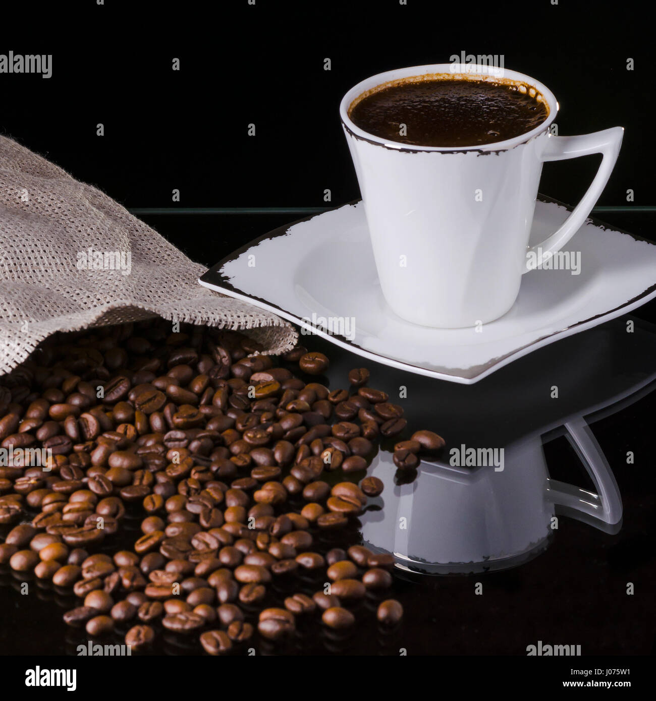 eine Tasse dampfenden Kaffee auf Glastisch Stockfoto