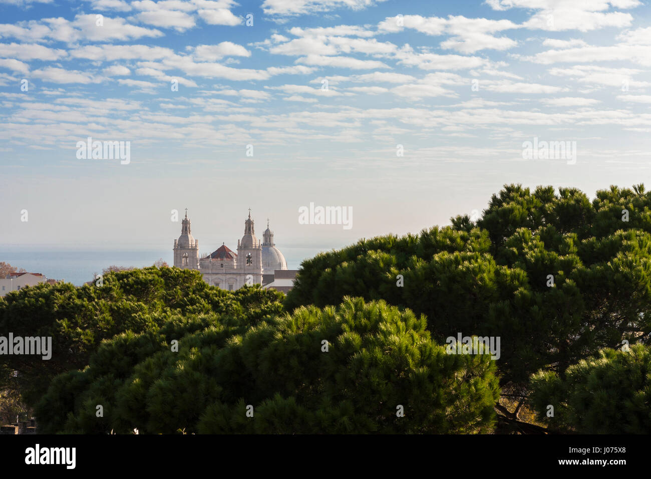 Blick vom Castelo de São Jorge in Alfama, zeigt die Kirche von São Vicente de Fora und Panteão Nacional, Lissabon, Portugal Stockfoto